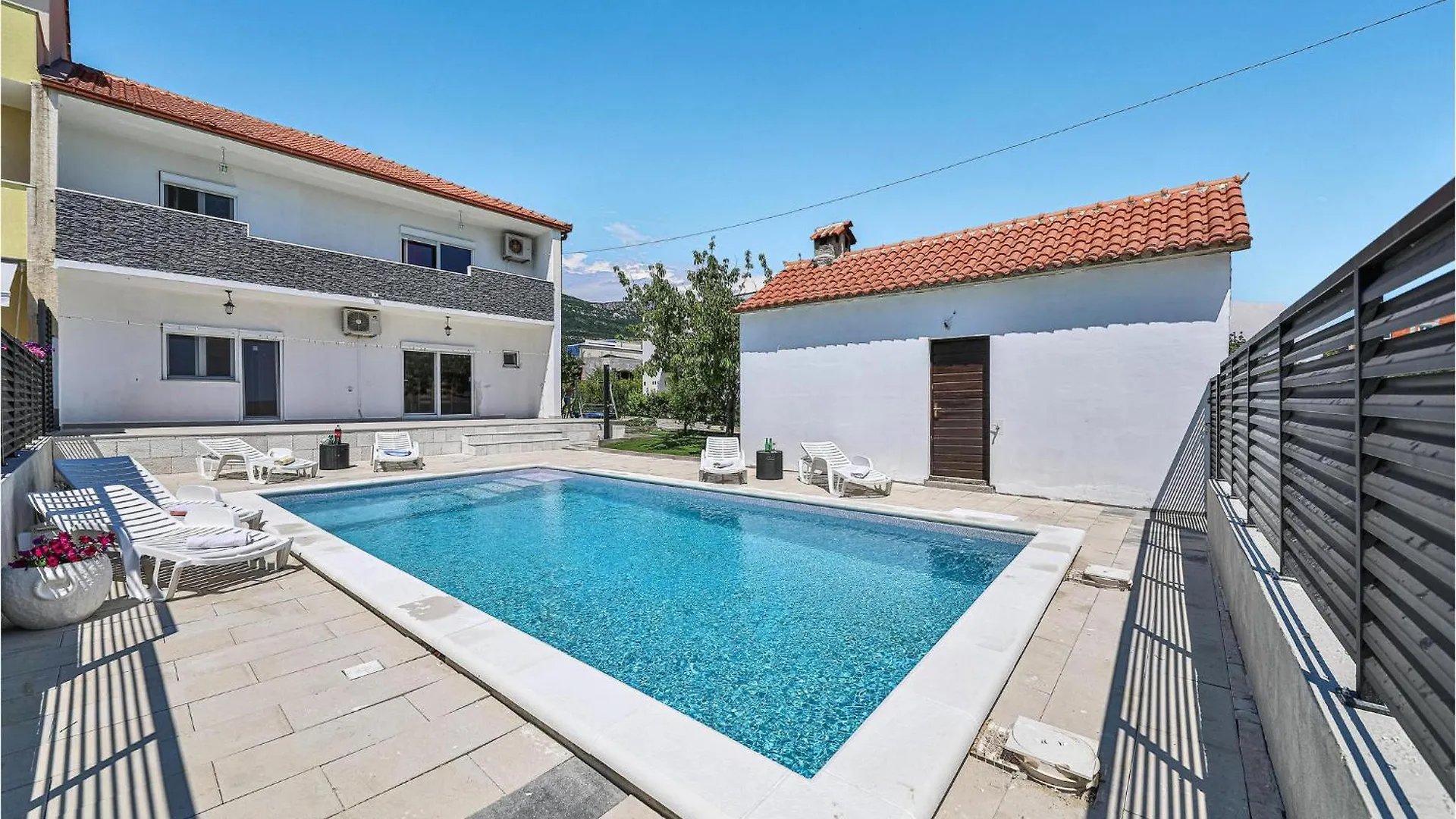 2 Bedroom Amazing Home In Kastel Stari location